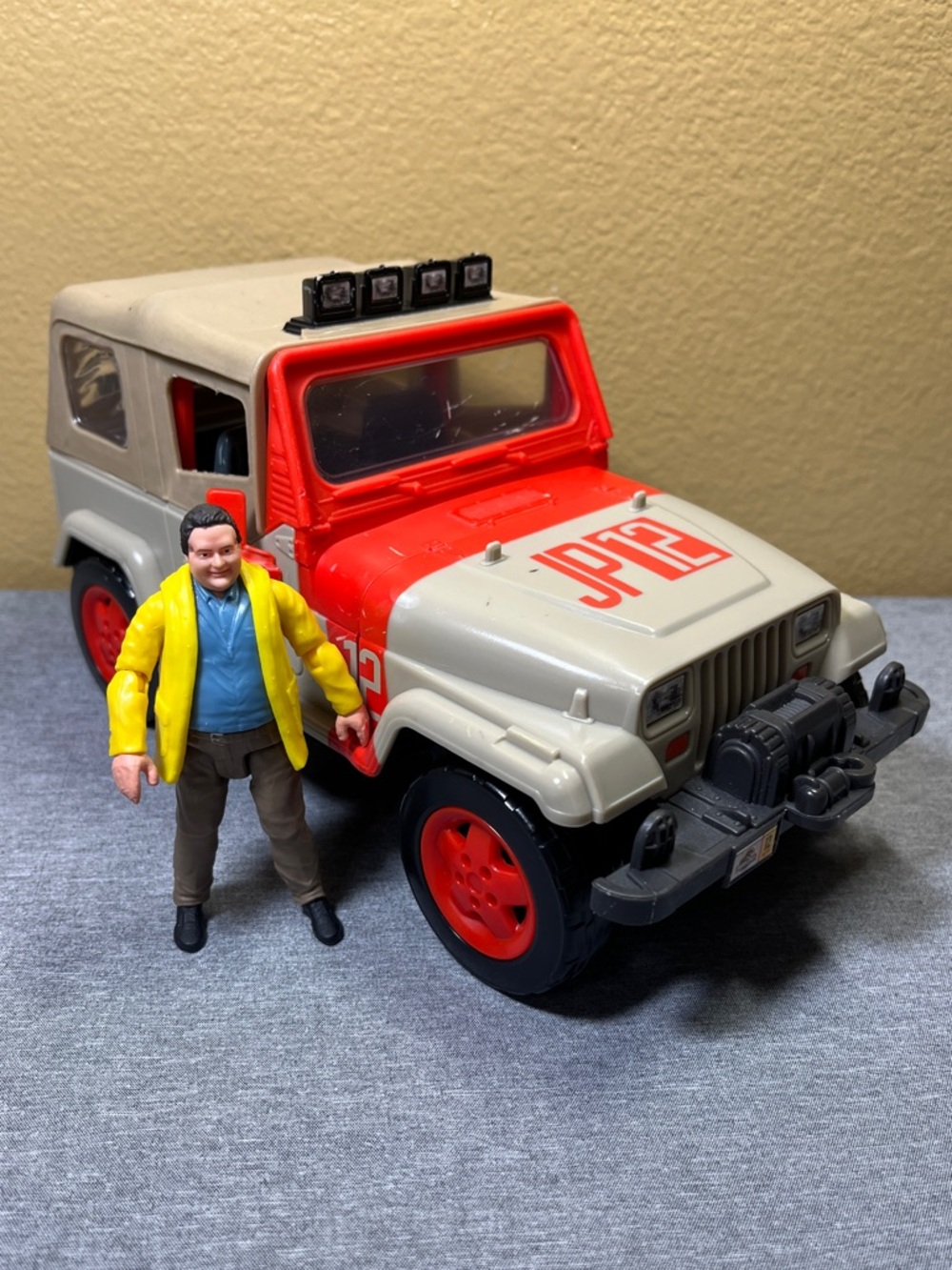 Mattel Jurassic World Legacy Collection Dennis Nedry Getaway Jeep & Figure 2020